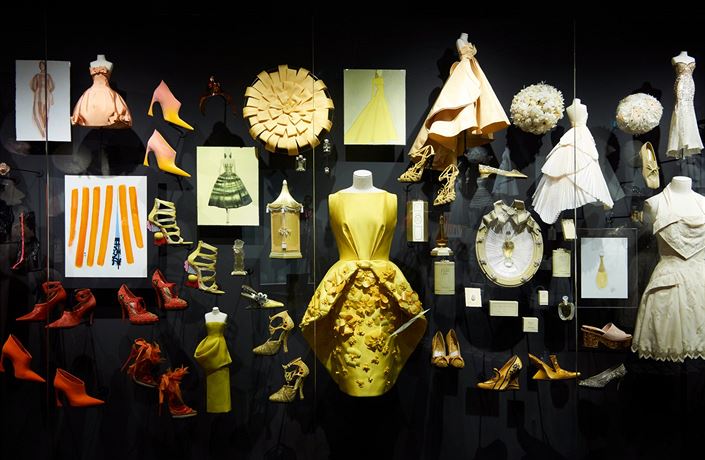 Fotogalerie: Z tvorby módních návrhářů pro Christian Dior: večerní šaty s  potiskem díla od...