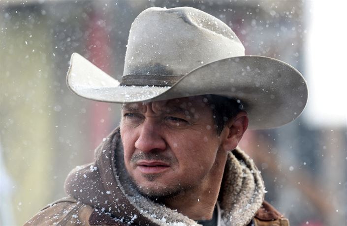 Cory Lambert (Jeremy Renner) je velmi zkuený stopa. Snímek Wind River (2017).