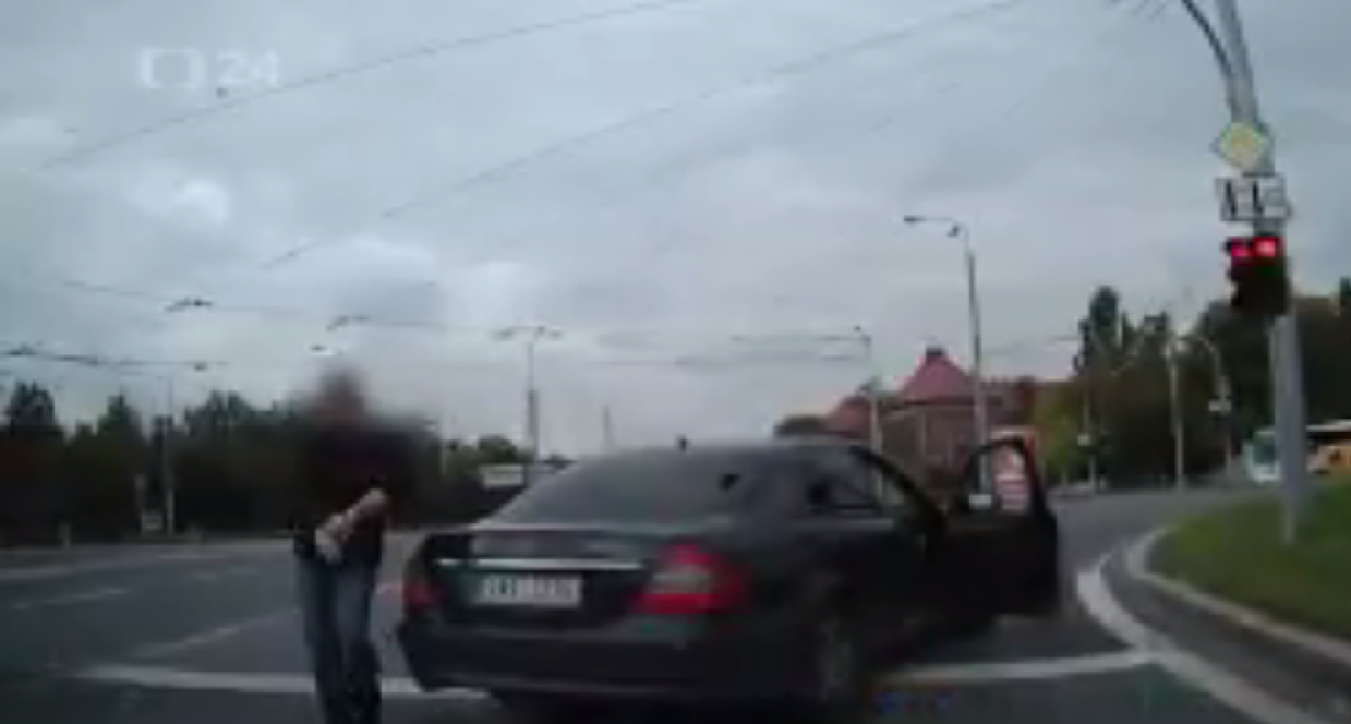 Policie napadla mu�e na Plze�sku.