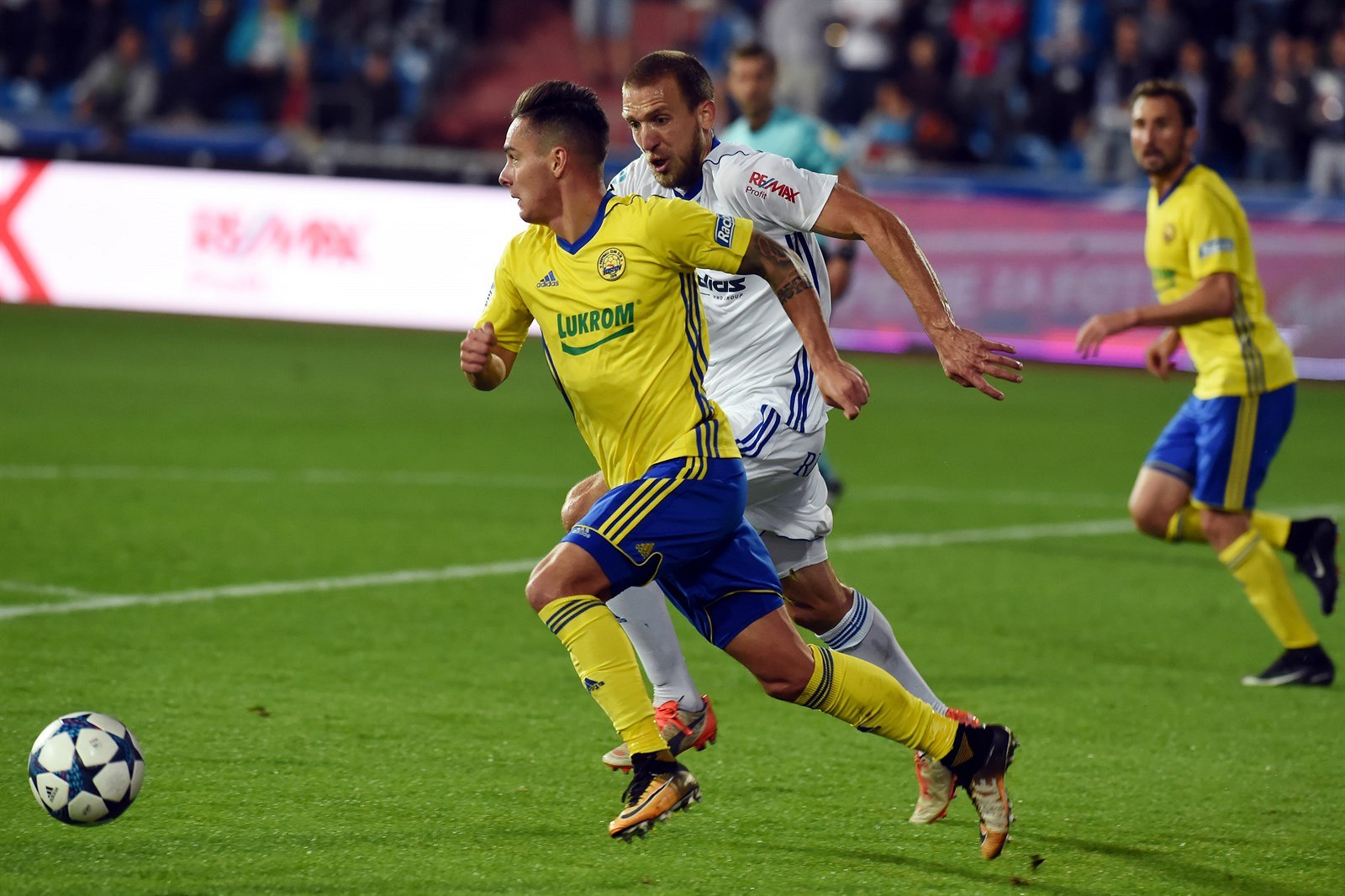 Zleva Daniel Holzer ze Zlína, Martin �indelá� z Baníku.