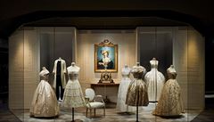 Expozice v Musée des Arts Décoratifs o domu Christian Dior je vskutku...