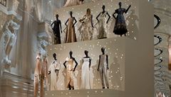 Expozice v Musée des Arts Décoratifs o domu Christian Dior je vskutku...