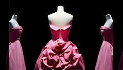 Z tvorby módních návrhá pro Christian Dior: veerní toaleta Opéra Bouffe,...