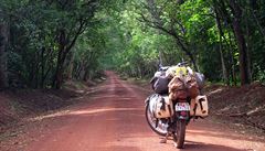 Ve vech národní parcích Ugandy se mete pohybovat na motorce. Foceno v...