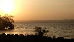 Západ slunce nad Viktoriiným jezerem v Kei.