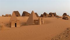 Nejznámjí pyramidy jsou sice v Egypt, za to tyhle v Meroe jsou o poznání...