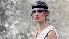 Plastový klobouk od nmeckého návrháe Karla Lagerfelda