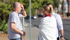 Skupinka rozmlouvá poblí� místa nehody.