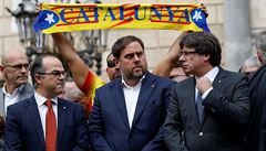 Katalánský premiér Carles Puigdemont (vpravo) a dal�í �lenové regionální vlády...