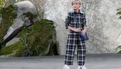 P�ehlídky se ú�astnil i d�tský model Hudson Kroenig v plastové k�iltovce a...