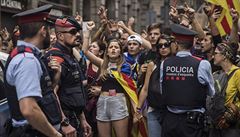 Katalánská policie stojí mezi protestujícími v Barceloně. Lidé protestují proti... | na serveru Lidovky.cz | aktuální zprávy