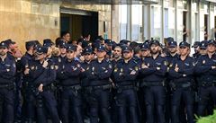 panltí národní policisté stojí ped hotelem, kdy elí skupin místních...