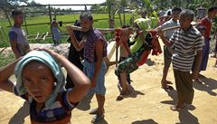 Píbuzní nesou 75-letého rohingského uprchlíka Rabiya Khatu do humanitární...