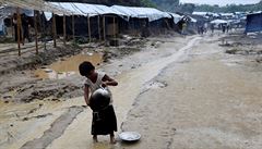 Dít z kmene Rohing umývá nádobí v uprchlickém táboe Balukhali.
