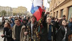 Demonstranté skandující nkterá z hesel pi demonstranci v Rusku.