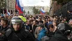 Policie zasahující na demonstraci v Moskvě na Putinovi narozeniny.