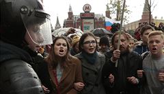 Policisté blokující demonstranty pi protestech v Moskv.
