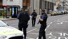 Policisté vyetující incident v Londýn, kdy auto najelo do lidí na chodníku u...
