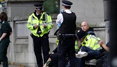 Policisté a zranní u muzea v Londýn poté, co zde do lidí najelo auto.