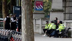 Policisté a zranní sedící na lavice u muzea po incidentu v Londýn.