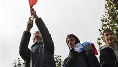 Demonstrant s ruskou vlajkou pi demonstracích v Moskv po uvznní Alexeje...