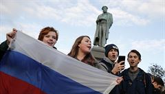 Mladá generace na protestech v Moskv na Putinovy narozeniny.