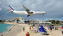 Letadlo přelétává nad pláží Maho.