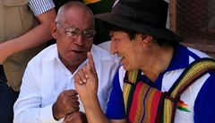 Prezident Bolívie Evo Morales (vpravo) mluví s bývalým kubánským partyzánem...