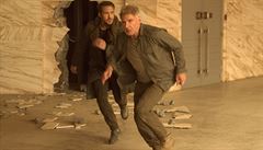 K (Ryan Gosling) a Rick Deckard (Harrison Ford) utíkají. Snímek Blade Runner...