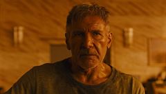 Rick Deckard (Harrison Ford) je utrápený mu. Snímek Blade Runner 2049 (2017).