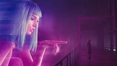Moderní pojetí neonových reklam. Snímek Blade Runner 2049 (2017).