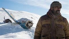 Ben (Idris Elba) pózuje s vrakem letadla. Snímek Hora mezi námi (2017).