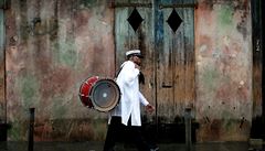 Muzikant procházející ulicemi pi boui zpsobené hurikánem Nate.