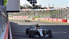 Mercedes jezdec Lewis Hamilton z Británie  pi koneném úseku Velké ceny...
