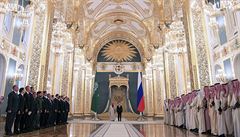 Král Salmán a prezident Putin pózují bhem vítacího ceremoniálu.