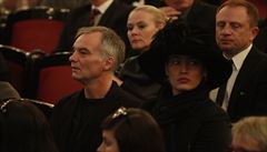 Ivan Trojan (druhý zprava) v hlediti Národního divadla pi rozlouení s Janem...