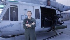 Kapitánka Cathrine Sparklinová, pilotka lehkého bojového vrtulníku.