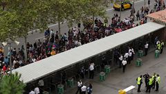 Fronty divák ekajících na vstup na Camp Nou.