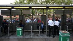 Fronty divák ekajících na vstup na Camp Nou ped utkáním Barcelona-Las Palmas.