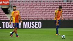 Luis Suárez a Gerard Piqué v katalánských dresech.