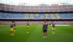 Fotbalisté Las Palmas trénují ped prázdným stadionem na zápas s Barcelonou.