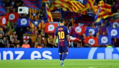 Lionel Messi a diváci s katalánskými vlajkami.