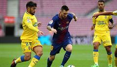 Lionel Messi se snaí projít mezi fotbalisty Las Palmas. Jeho úsilí ale...
