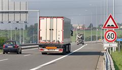 Zvlněná dálnice D1 u Ostravy.
