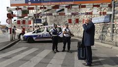 Francouztí policisté stráí píjezdovou cestu k vlakovému nádraí v Marseille.