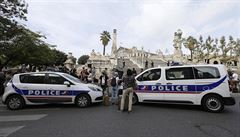 Policejsní auta zablokovala píjezdovou cestu k vlakovému nádraí v Marseille.
