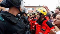 Helmy proti helmám. Katalánci oslavují hrdiny, před těžkooděnci je chránili hasiči