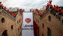 Hasii vyjadují souhlas v referendu o nezávislosti Katalánska pomocí plakátu s...