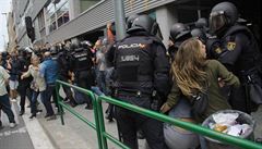 Násilný postup poádkových jednotek panlské policie v Barcelon.