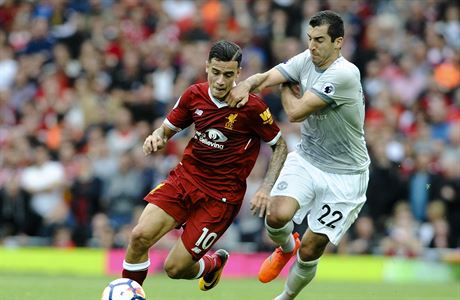 Liverpool vs. Manchester United: domácí Philippe Coutinho (vlevo) a hostující...